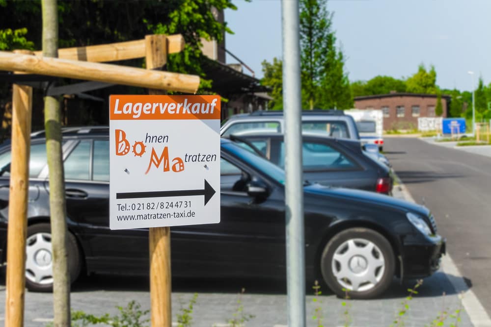 Hinweisschilder für die Firma Bohnen Matratzen UG in Grevenbroich.