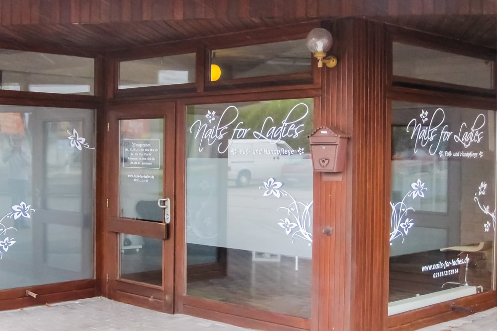 Fensterbeschriftung für das Unternehmen Nails for ladies mit Folienschrift und Glasdekorfolie in Grevenbroich.