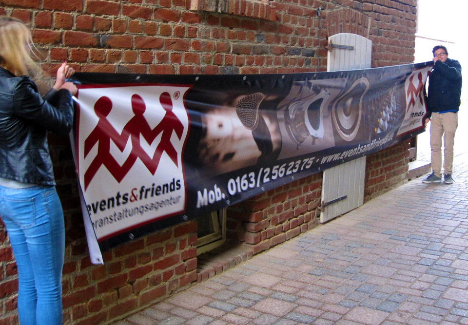 Produktion eines Werbebanners für die Firma events&friends in Grevenbroich.