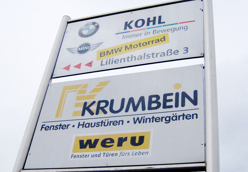 Produktion und Beschriftung der Firmenschilder für die Schreinerei Krumbein und das Autohaus Kohl in Grevenbroich.