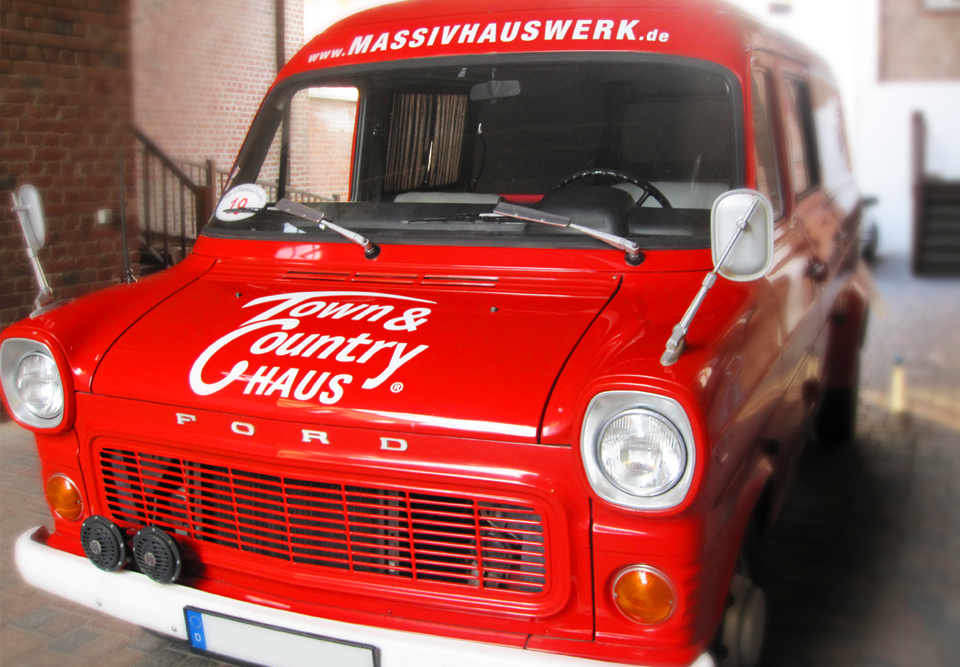 Autobeschriftung bzw. Fahrzeugbeschriftung eines Transit MK 1 für die Firma MASSIVHAUSWERK in Grevenbroich.