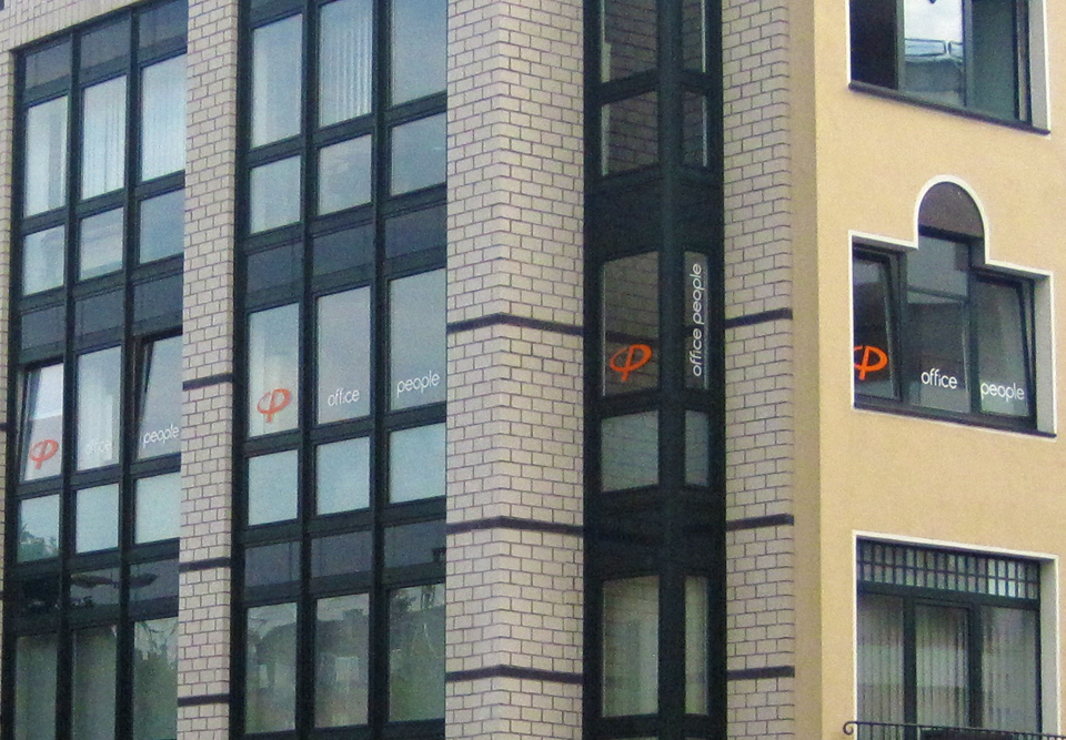 Fensterbeschriftung für die Firma office people in Mönchengladbach.