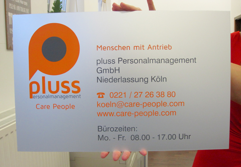 Aluminiumschild für pluss Personalmanagement GmbH in Köln.