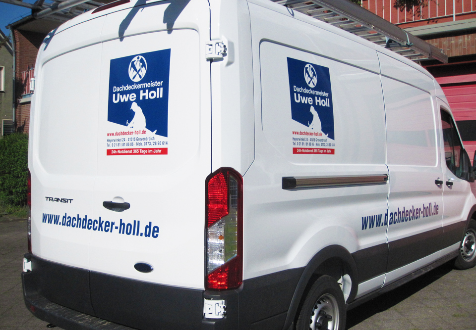 Autobeschriftung bzw. Fahrzeugbeschriftung eines Ford Transit für Dachdecker Holl in Grevenbroich – Frimmersdorf.