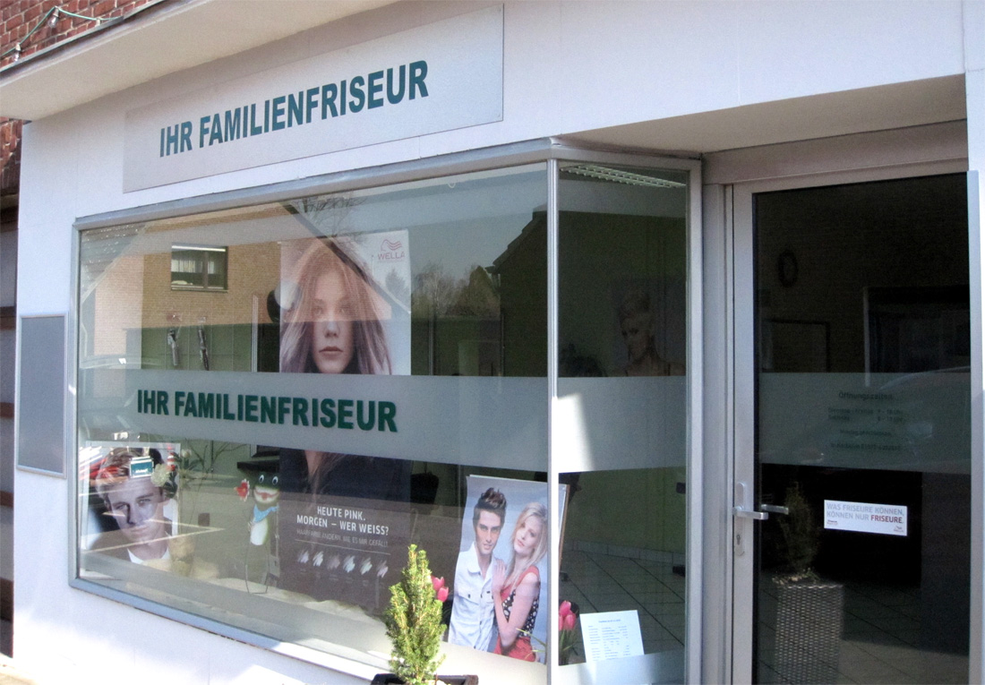 Firmenschild aus ALuverbundmaterial für den Friseurladen IHR FAMILIENFRISEUR