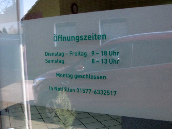 Firmenschild aus Aluverbundmaterial für den Friseurladen IHR FAMILIENFRISEUR