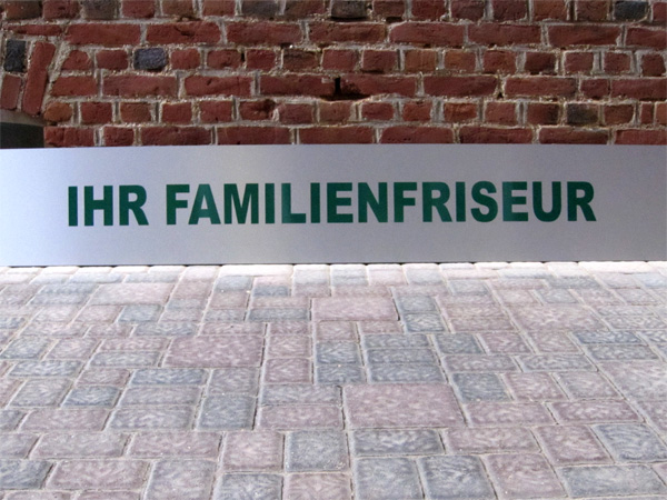 Firmenschild aus ALuverbundmaterial für den Friseurladen IHR FAMILIENFRISEUR