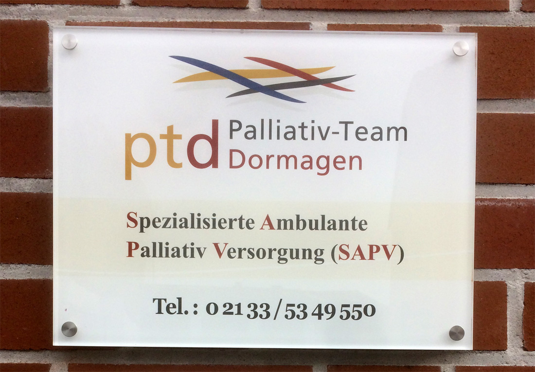 Firmenschild (Acrylschild) mit rückseitigem Digitaldruck und weisser Folie kaschiert inkl. Edelstahlabstandshalter für das Ambulante Palliativ-team Dormagen.