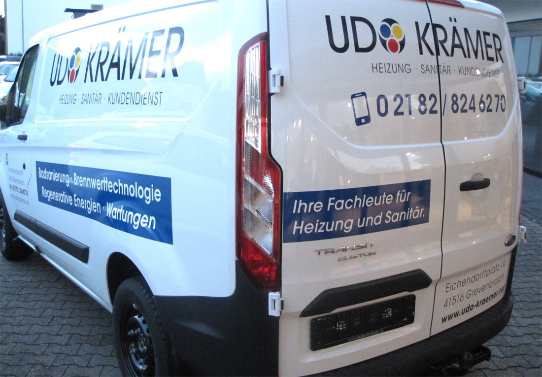 Autobeschriftung mit Folienschrift und Digitaldruck eines Ford Transit Custom der Firma Udo Krämer für in Grevenbroich Kapellen.