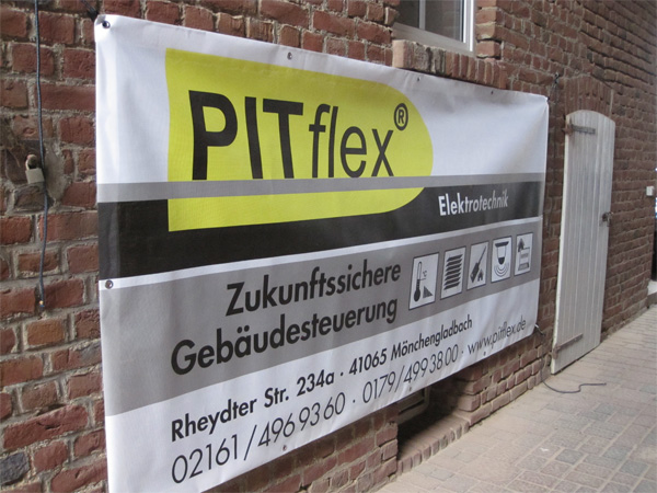 Meshbanner mit Digitaldruck, gesäumt und geöst für die Firma PITflex aus Mönchengladbach Dahl.