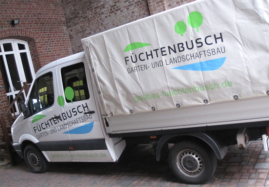 KFZ-Beklebung eines Mercedes Sprinters mit Doppelkabine, Pritsche und LKW-Plane. Bedruckt mit farbigen Folienschrift für den Garten- und Landschaftsbaubetrieb FÜCHTENBUSCH aus Rommerskirchen.