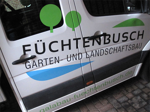 KFZ-Beklebung eines Mercedes Sprinters mit Doppelkabine, Pritsche und LKW-Plane. Bedruckt mit farbigen Folienschrift für den Garten- und Landschaftsbaubetrieb FÜCHTENBUSCH aus Rommerskirchen.