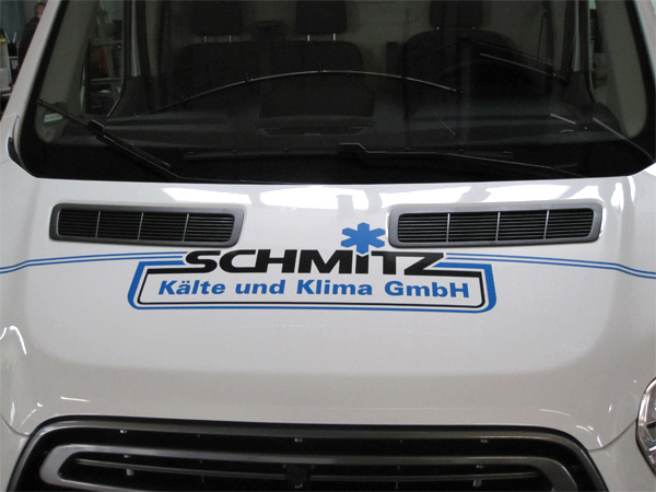 Pkw-Beklebung mit Folienschrift in Blau, Schwarz und grauen Froststernen für die Schmitz Kälte und Klima GmbH in Grevenbroich Kapellen.