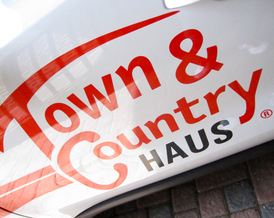 Fahrzeugbeschriftung (PKW Beschriftung) eines KIA Sportage für das Bauunternehmen Town & Country aus Willich. Town & Country ist ein in der Region Krefeld, Viersen und Mönchengladbach bekanntes Unternehmen mit über 30.000 Projekten.