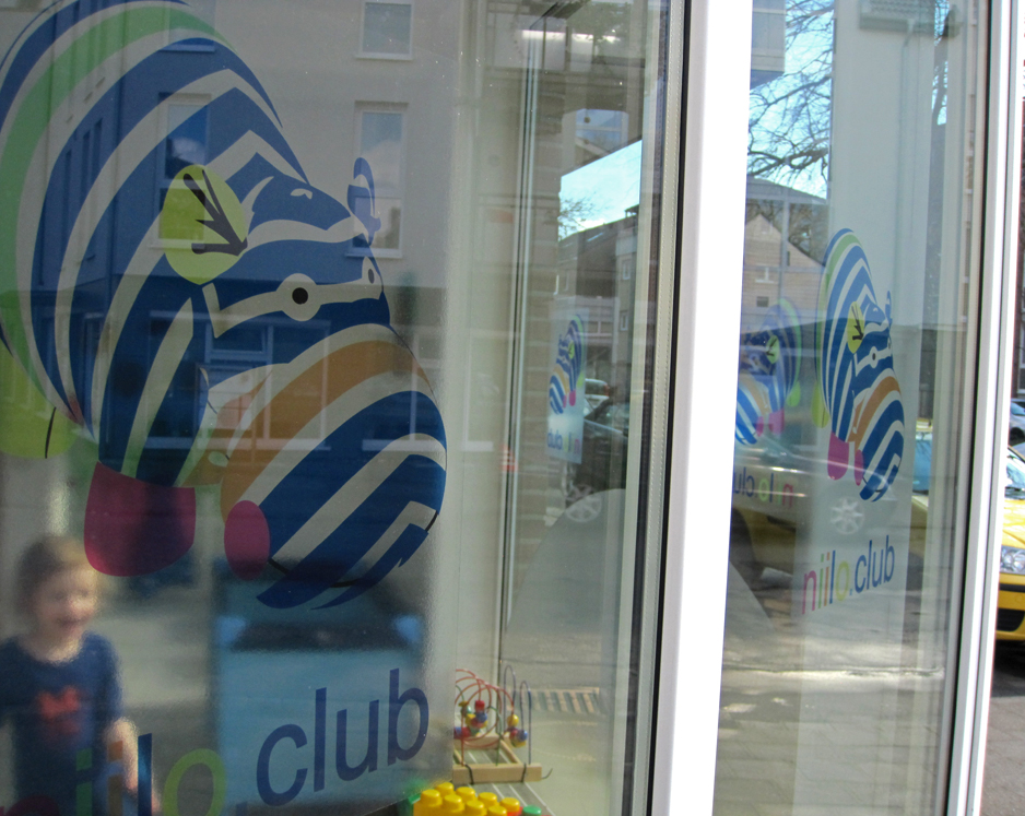 Fensterbeschriftung für die Kinderbetreuung niilo.club in Mönchengladbach-Lürrip.