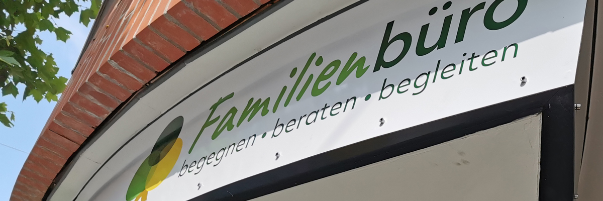 Beschilderungen (hier das Familienbüro in Grevenbroich-Innenstaddt) für Grevenbroich, Mönchengladbach, Neuss, Jüchen, Rommerskirchen