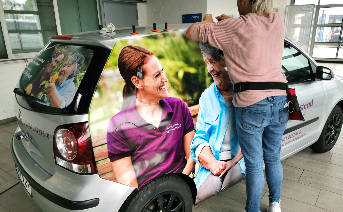 Fahrzeugbeschriftung (VW Polo) mit Teilvollfolierung für Home Instead Mönchengladbach