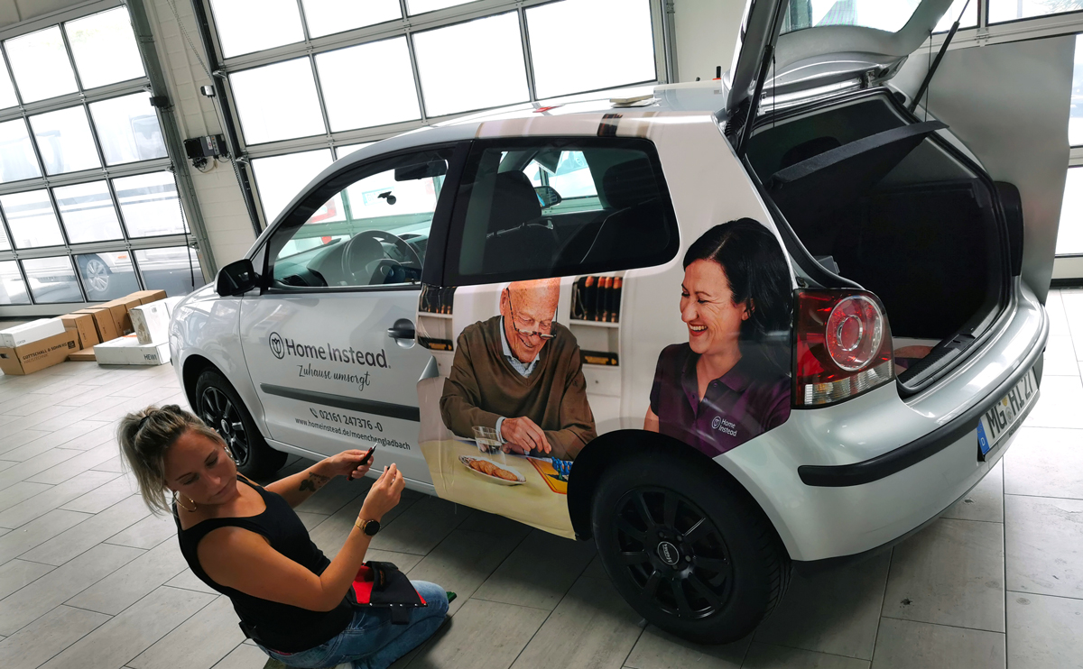 Fahrzeugbeschriftung (VW Polo) mit Teilvollfolierung für Home Instead Mönchengladbach