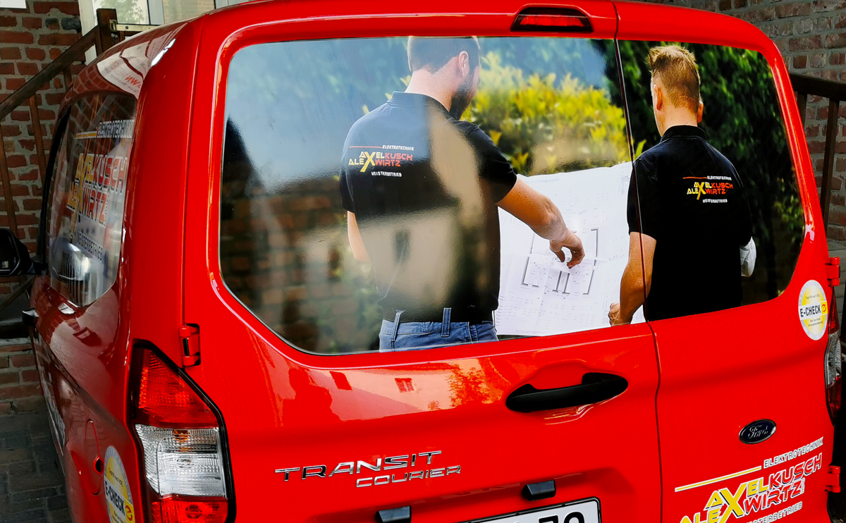 Beschriftung eines Ford Transit Courier für das Elektrotechnikunternehmen Axel Kusch und Alex Wirtz in Jüchen Garzweiler