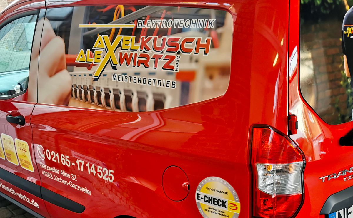 Beschriftung eines Ford Transit Courier für das Elektrotechnikunternehmen Axel Kusch und Alex Wirtz in Jüchen Garzweiler