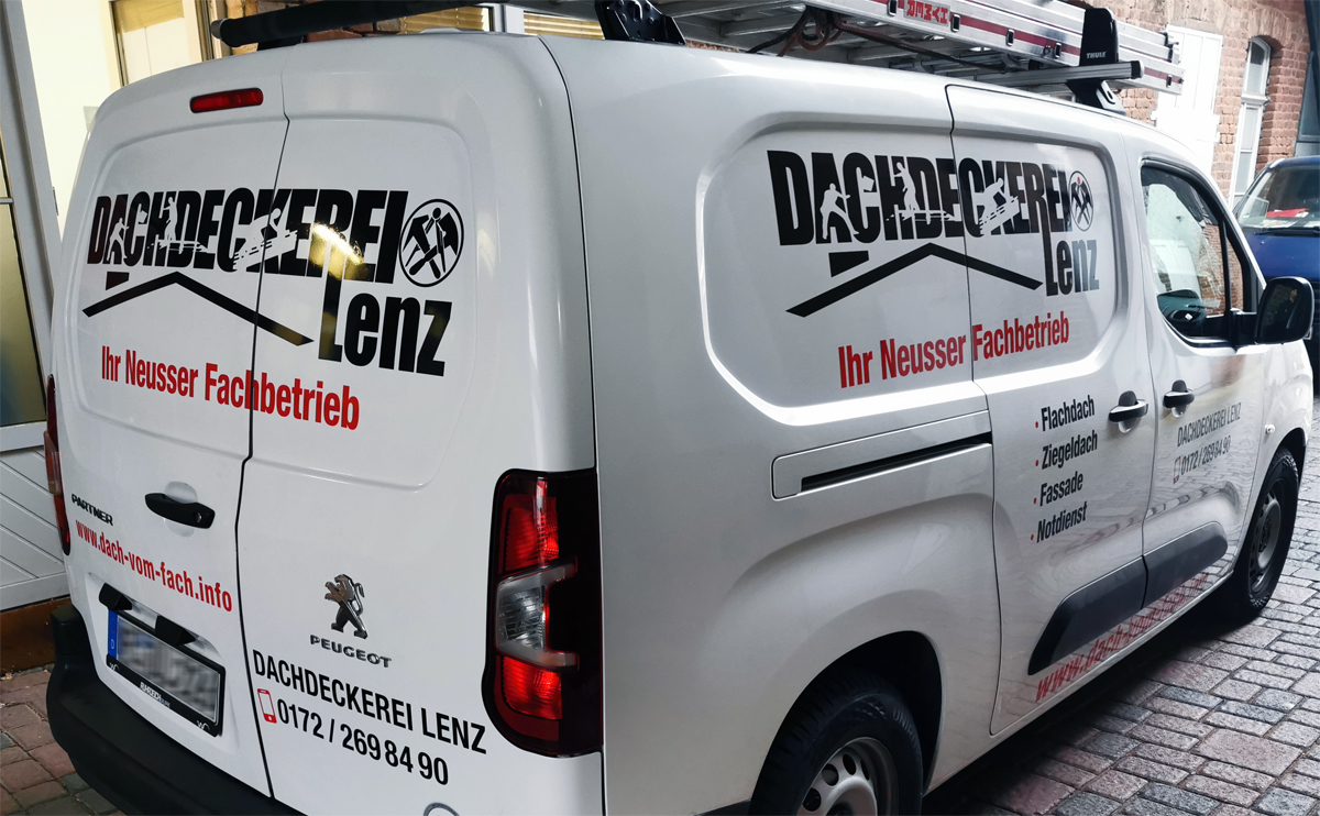 Fahrzeugbeschriftung eines Peugeot Partner für Dachdeckerei Rene Lenz aus Neuss-Weckhoven