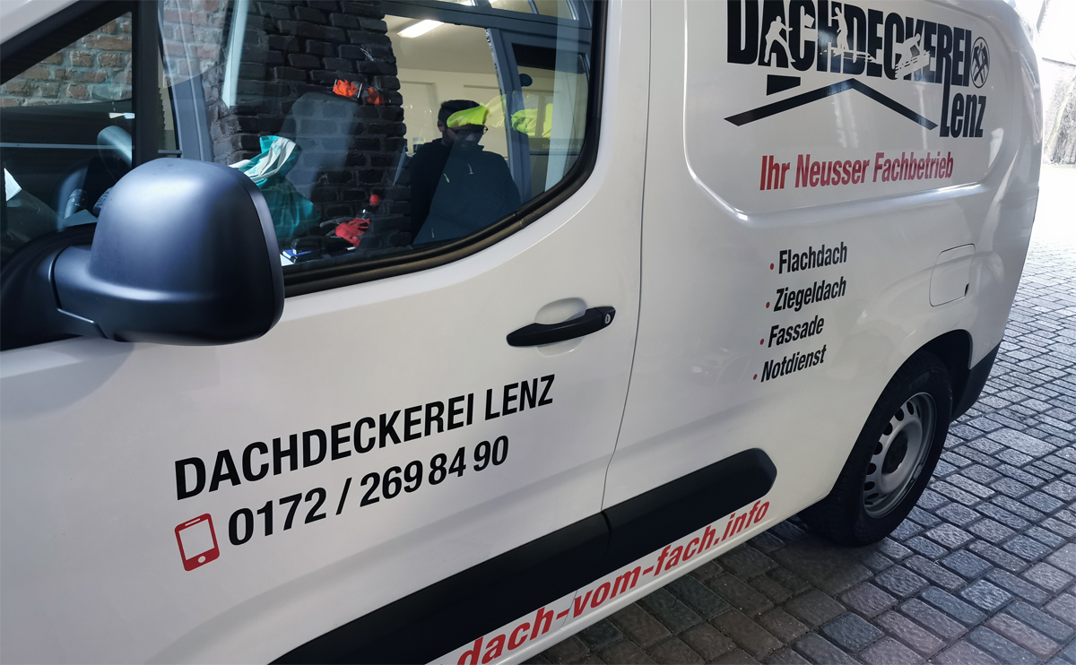 Fahrzeugbeschriftung eines Peugeot Partner für Dachdeckerei Rene Lenz aus Neuss-Weckhoven