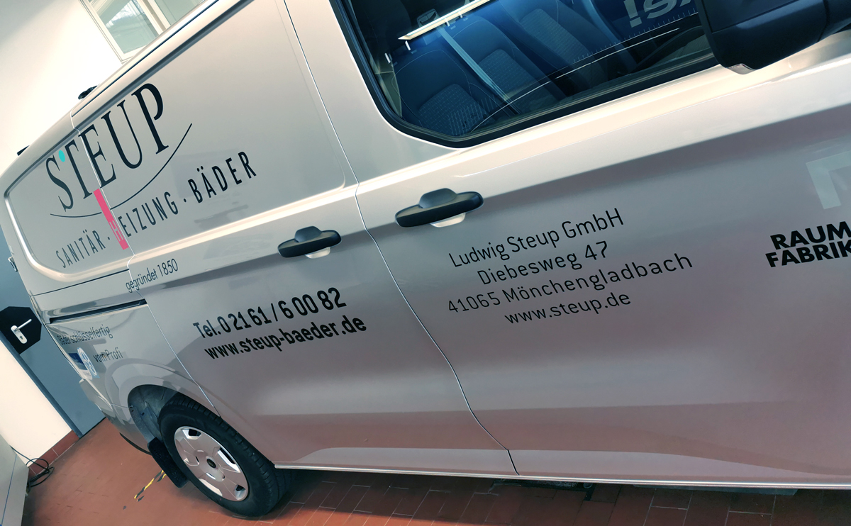 Lieferwagenbeschriftung eines  Ford Transit Custom H1L1 mit dem dreifarbigen Logo und Kontaktdaten der Ludwig Steup GmbH in Mönchengladbach-Lürrip.