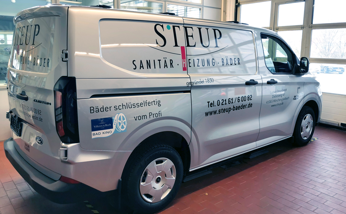 Lieferwagenbeschriftung eines  Ford Transit Custom H1L1 mit dem dreifarbigen Logo und Kontaktdaten der Ludwig Steup GmbH in Mönchengladbach-Lürrip.