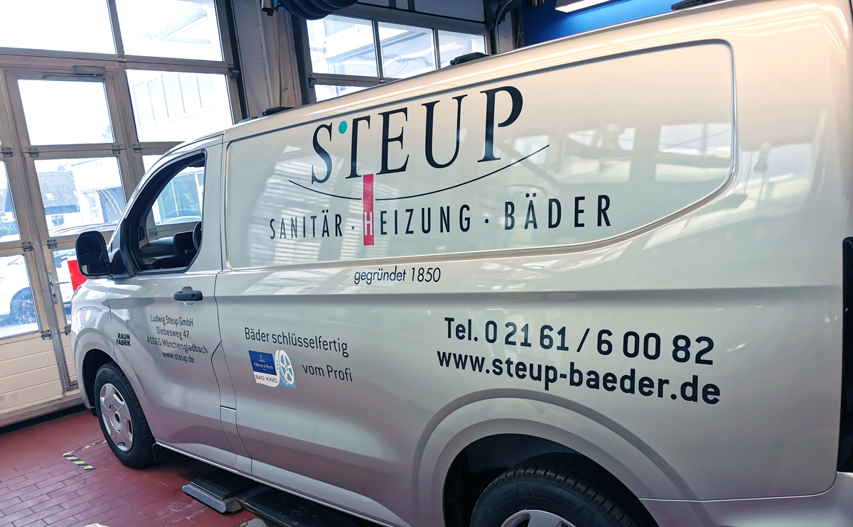 Lieferwagenbeschriftung eines  Ford Transit Custom H1L1 mit dem dreifarbigen Logo und Kontaktdaten der Ludwig Steup GmbH in Mönchengladbach-Lürrip.