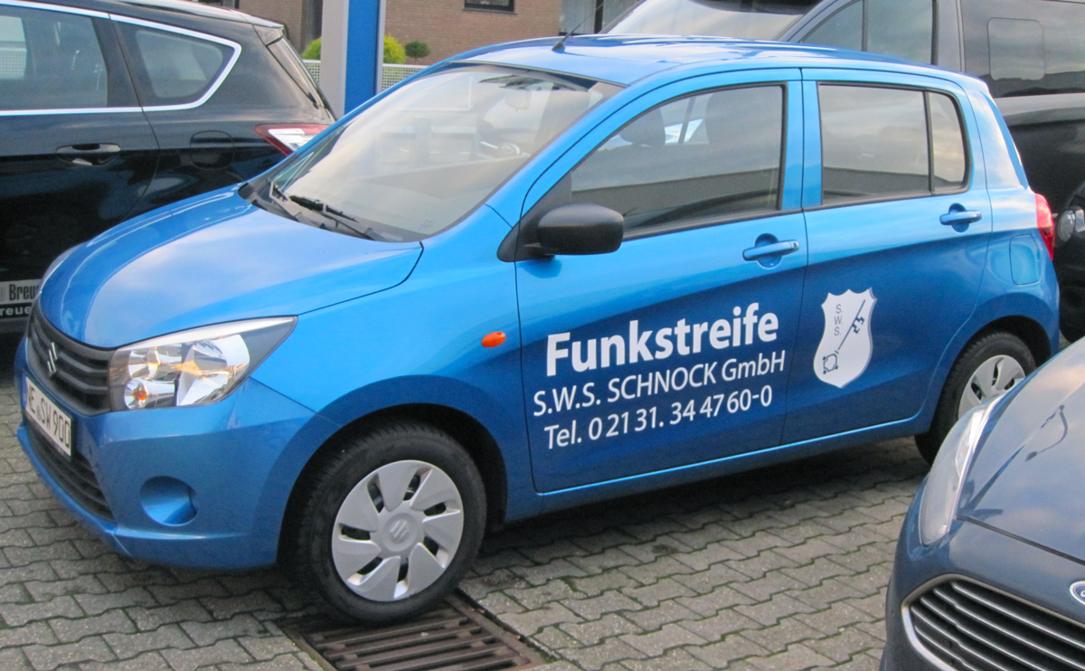 Beschriftung (Autobeschriftung) eines blauen Suzuki Celerio mit dem Logo und Kontaktdaten der Frima S.W.S. Schnock GmbH aus Neuss-Grimlinghausen.