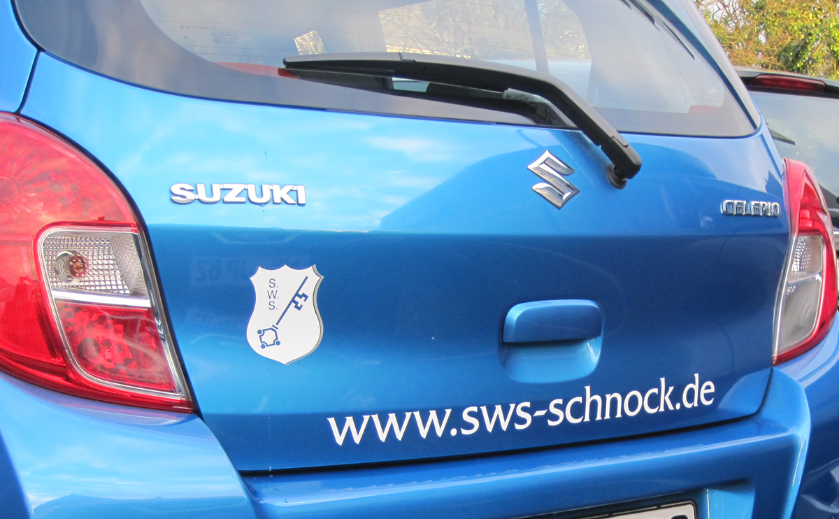 Beschriftung (Autobeschriftung) eines blauen Suzuki Celerio mit dem Logo und Kontaktdaten der Frima S.W.S. Schnock GmbH aus Neuss-Grimlinghausen.