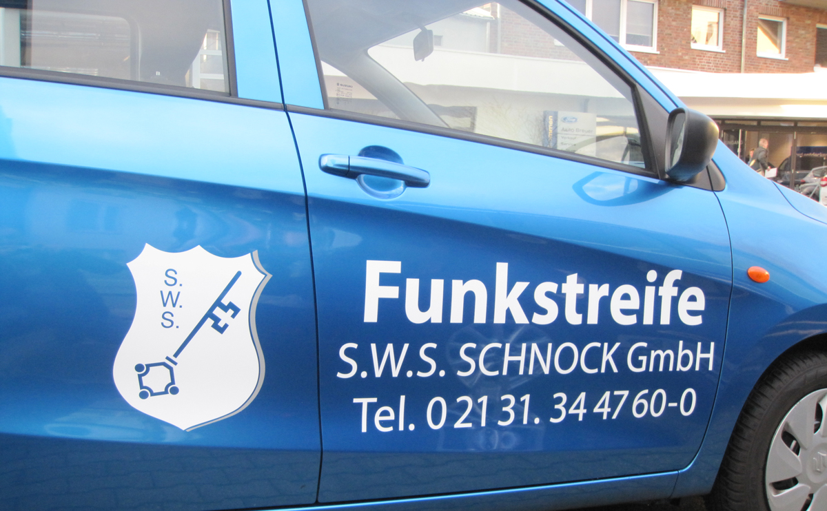 Beschriftung (Autobeschriftung) eines blauen Suzuki Celerio mit dem Logo und Kontaktdaten der Frima S.W.S. Schnock GmbH aus Neuss-Grimlinghausen.