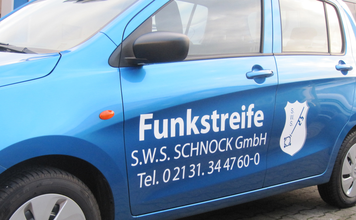 Beschriftung (Autobeschriftung) eines blauen Suzuki Celerio mit dem Logo und Kontaktdaten der Frima S.W.S. Schnock GmbH aus Neuss-Grimlinghausen.