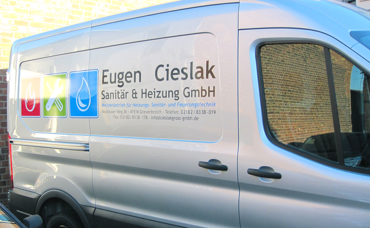 Fahrzeugbeschriftung eines silbernen Ford Transit für Eugen Cieslak Heizung-Sanitär in Grevenbroich-Kapellen.