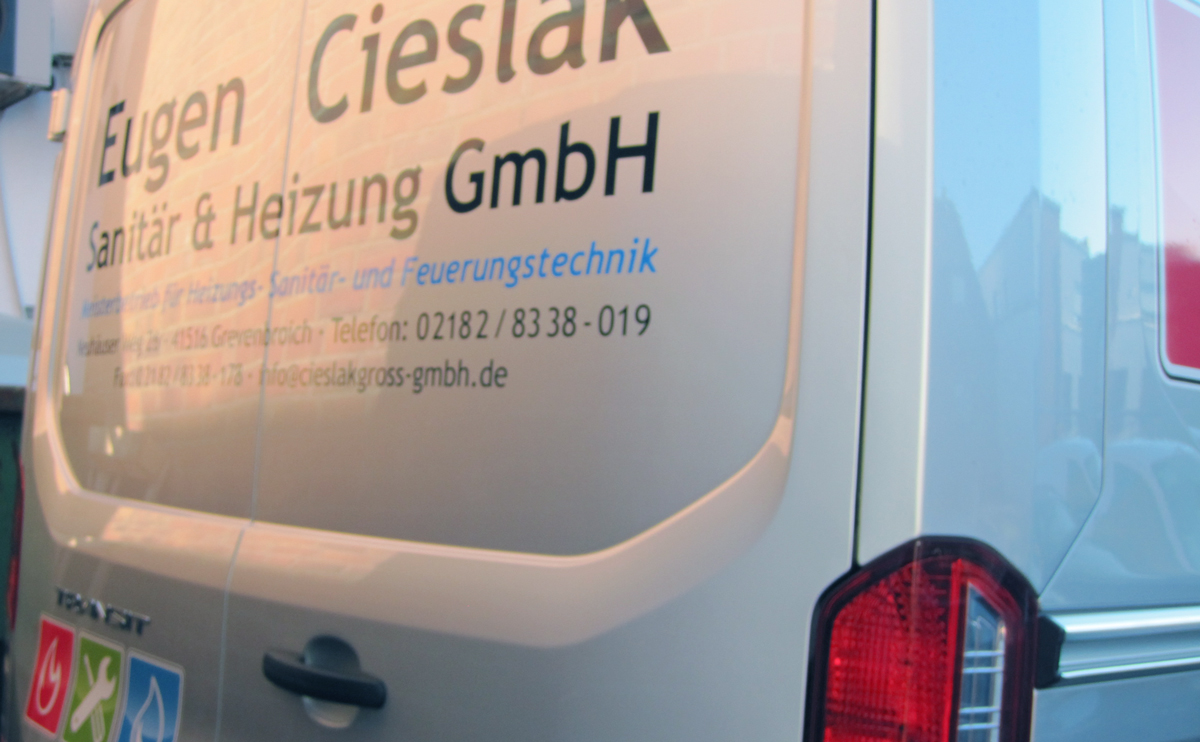 Fahrzeugbeschriftung eines silbernen Ford Transit für Eugen Cieslak Heizung-Sanitär in Grevenbroich-Kapellen.