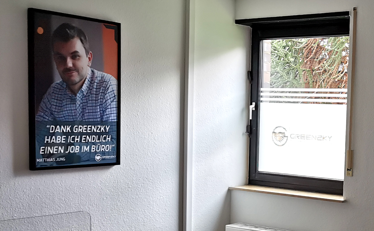 Fensterbeschriftung für die Neueröffnung einer Filiale in Mönchengladbach-Innenstadt für das Unternehmen GreenZky aus Duisburg.