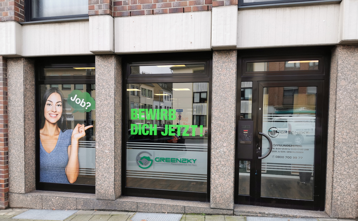 Fensterbeschriftung für die Neueröffnung einer Filiale in Mönchengladbach-Innenstadt für das Unternehmen GreenZky aus Duisburg.