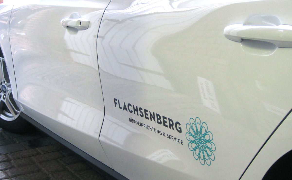 Kfz-Beschriftung (Fahrzeugbeschriftung) eines weissen Ford Fiesta für das Unternehmen Flachsenberg Büroeinrichtung & Service aus Mönchengladbach-Neuwerk.