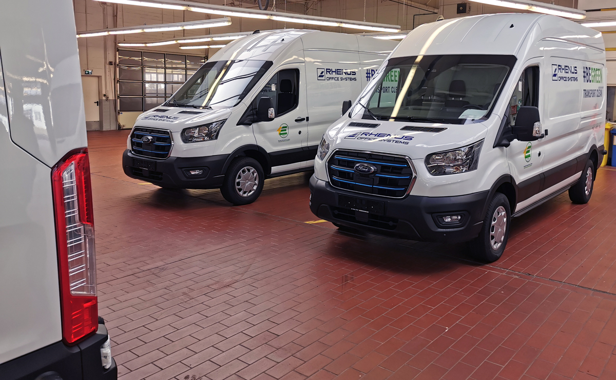 Lieferwagenbeschriftung von sechs Ford E-Transits mit Förderung im Fahrzeugterminal in Hamburg für das Logistikunternehmen RHENUS Logistics aus Holzwickede.