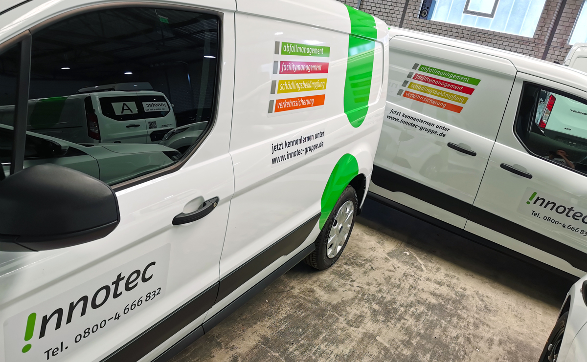 Fahrzeugbeschriftung von mehreren (Ford Transit Connect L2) mit Digitaldruckaufklebern  und Vollfolierungsfolie, nach CI des Unternehmens, für die Innotec Abfallmanagement GmbH in Kiel.