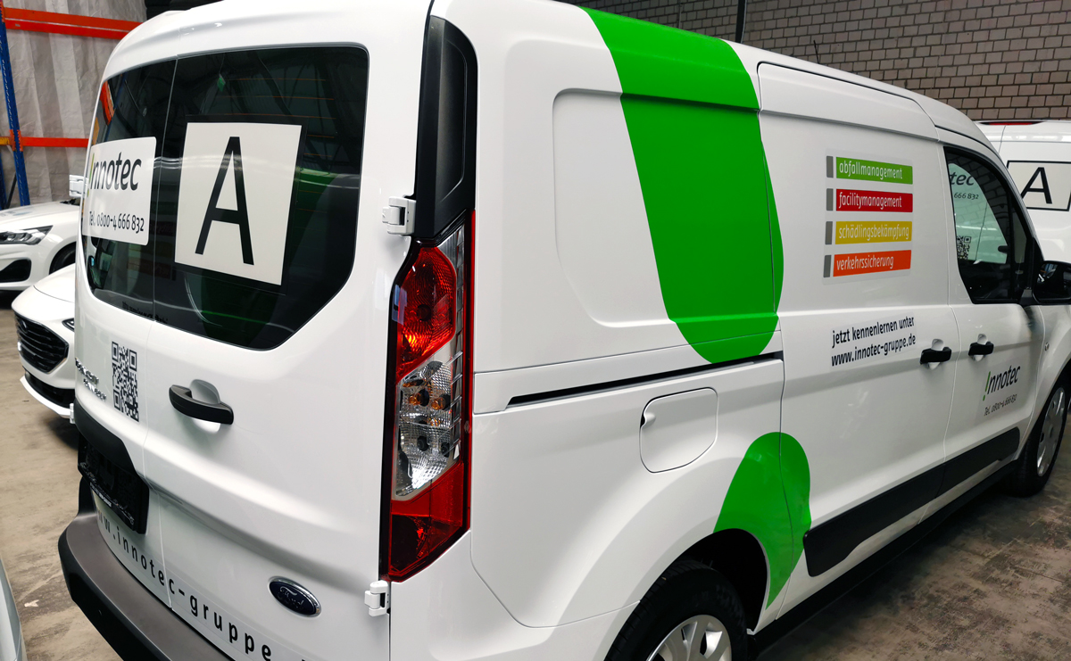 Fahrzeugbeschriftung von mehreren (Ford Transit Connect L2) mit Digitaldruckaufklebern  und Vollfolierungsfolie, nach CI des Unternehmens, für die Innotec Abfallmanagement GmbH in Kiel.