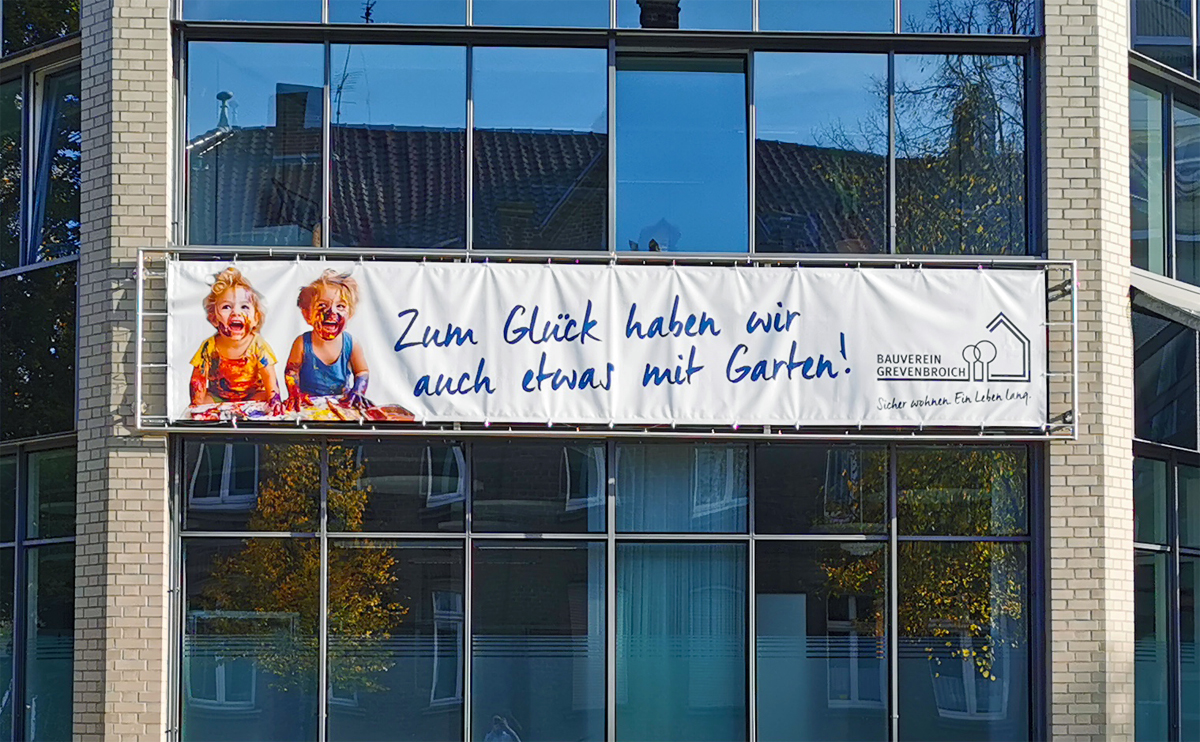 Produktion und Lieferung eines großen Banners, rundum gesäumt, geöst für den Bauverein Grevenbroich e. V. in Grevenbroich-Innenstadt.