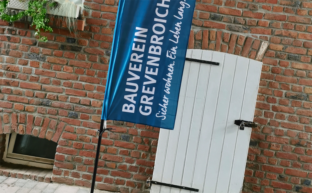 Beachflags, mit mittlerer Gesamthöhe inkl. Standfuß und Tragetasche für den Bauverein Grevenbroich e. V. aus Grevenbroich-Innenstadt.