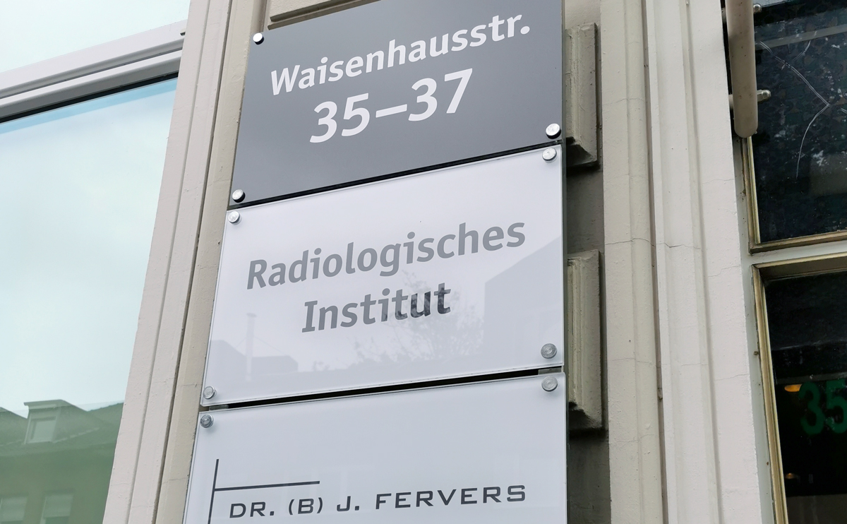 Firmenschilder aus Acryl, als Austausch für alte Schilder, für das Radiologische Institut der Gemeinschaftspraxis Dr. Fervers und Dr. med. Hirsch in der Waisenhausstraße in Mönchengladbach-Rheydt.