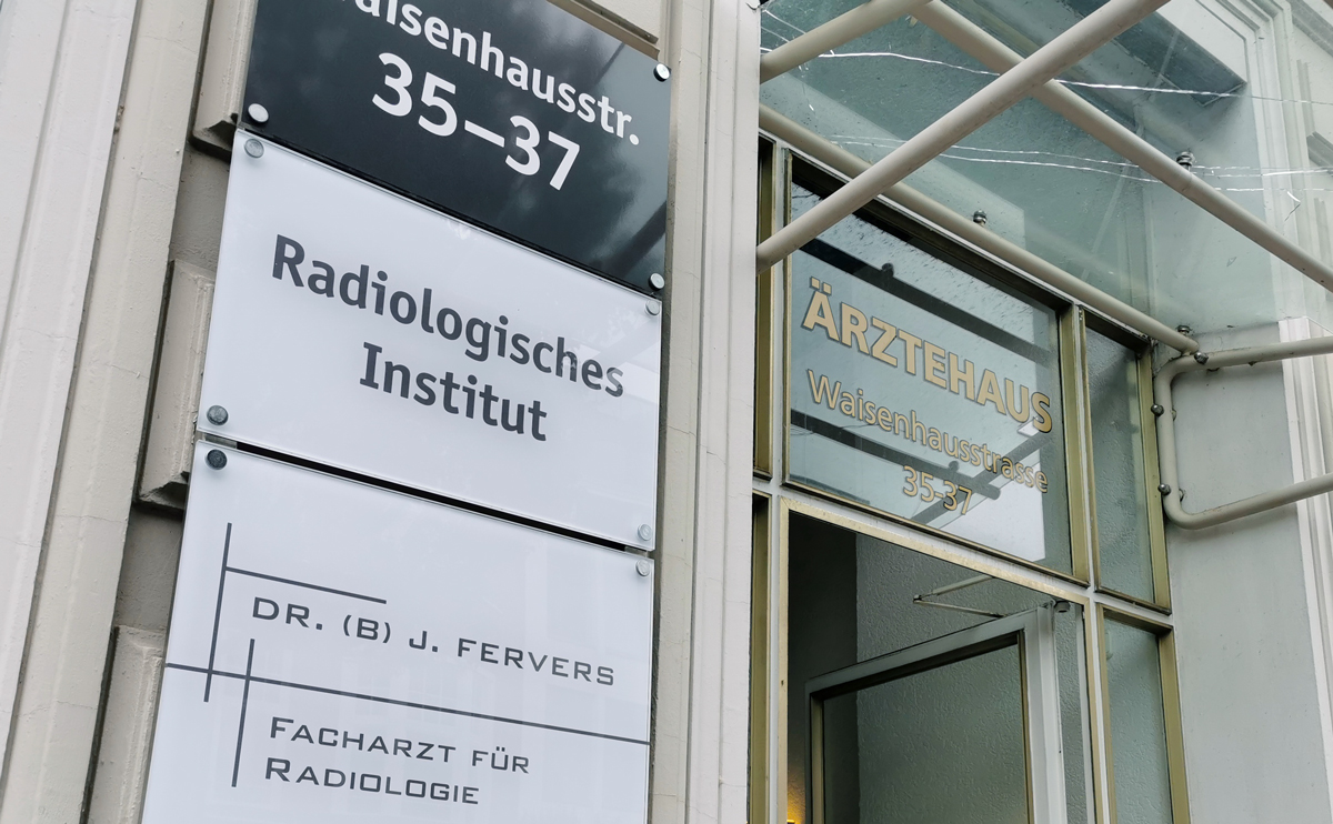 Firmenschilder aus Acryl, als Austausch für alte Schilder, für das Radiologische Institut der Gemeinschaftspraxis Dr. Fervers und Dr. med. Hirsch in der Waisenhausstraße in Mönchengladbach-Rheydt.